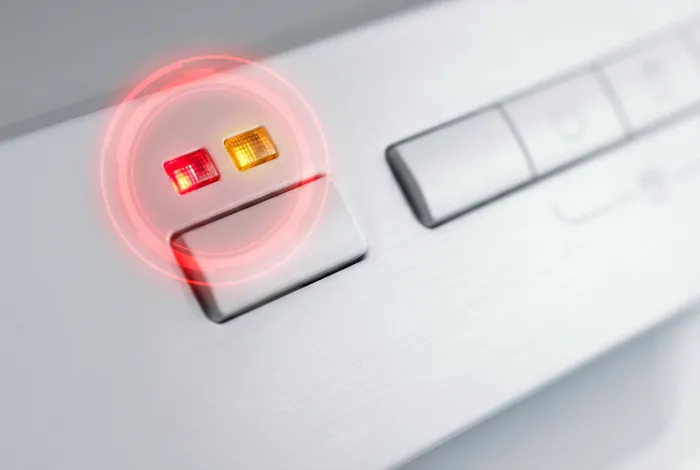 Voyants lumineux clignotants sur le panneau de commande d'un lave-vaisselle Oceanic.