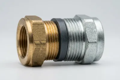 Gros plan d'un raccord diélectrique pour protection contre la corrosion