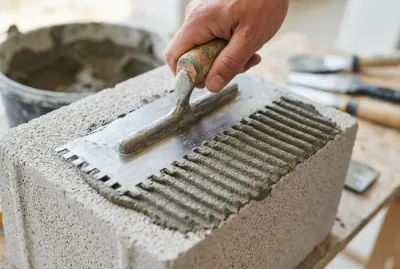 Application technique de colle avec peigne cranté sur Siporex.