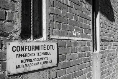 Schéma de conformité DTU pour l'espacement des poteaux raidisseurs