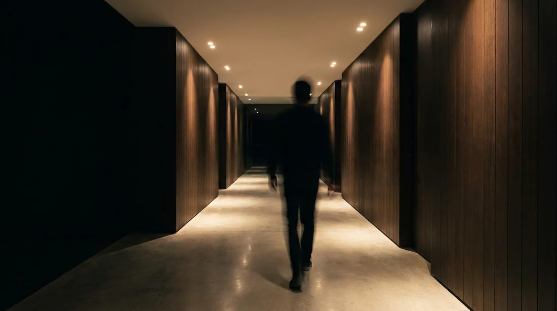 Couloir moderne avec éclairage automatique par détecteur de mouvement.